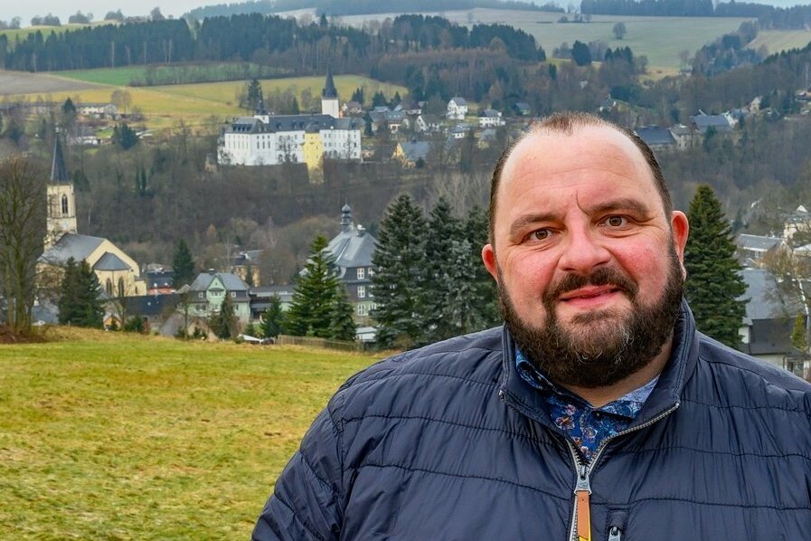 Rückkehr nach 20 Jahren: Ein Erzgebirger und seine Heimatliebe - Schloss, Kirche, Heimat: Andreas Drescher ist wieder in Neuhausen. Als Allgäuer auf Zeit gewann er hier in diesem Jahr die Bürgermeisterwahl.