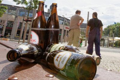 Rückkehr zum Alkoholverbot am Plauener Postplatz: Jetzt soll es ganz schnell gehen - Zu tief in die Flasche geschaut: Rund 30 alkoholbedingte Straftaten hat die Polizei seit Februar letzten Jahres am Tunnel und in den angrenzenden Bereichen registriert.