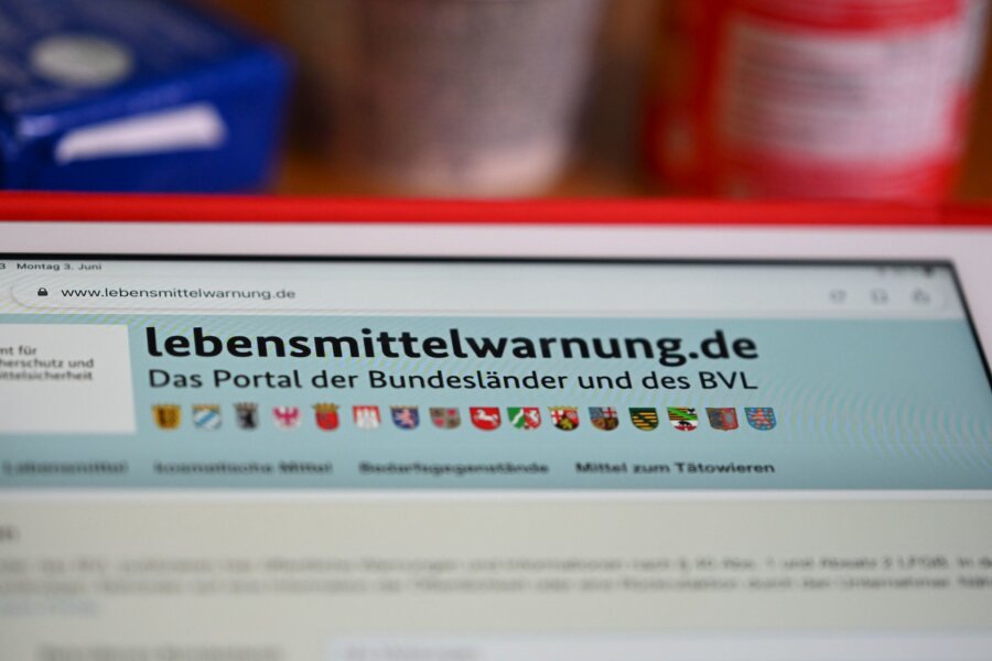 Rückruf von Küchenutensilien wegen Gesundheitsgefahr - Das Internetportal lebensmittelwarnung.de ist auf einem Tablet aufgerufen.
