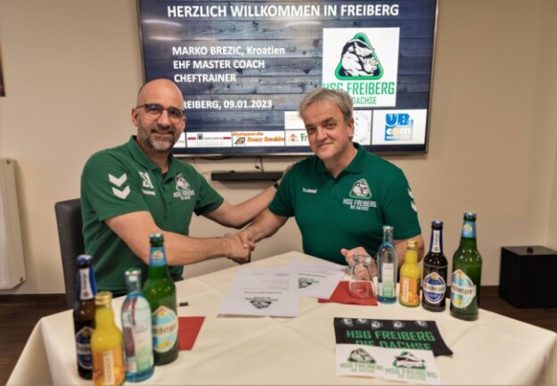 Rückschlag für die HSG Freiberg - Handball-Oberligist muss sich einen neuen Chefcoach suchen - Anfang  Januar  2023   hatte  Marko Brezic (r.) und Stefan  Lange (l.)   die Unterschriften unter das  Arbeitspapier des   Trainers  gesetzt.  Jetzt ist  alles schon wieder Geschichte.