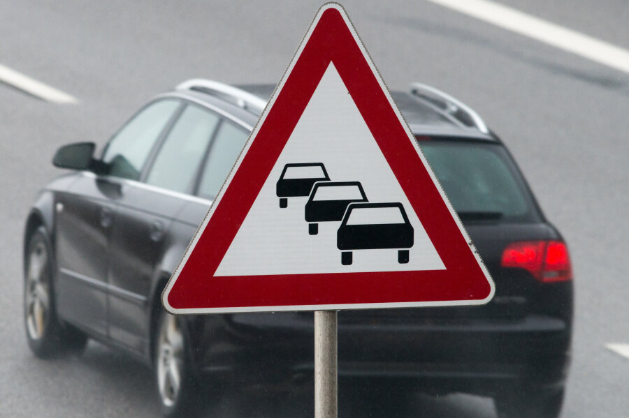 Rückstau nach Unfällen auf A72 bei Großzöbern - Nach Angaben der Polizei staut sich der Verkehr auf der A72 bei Großzöbern über gut zehn Kilometer in Richtung Leipzig. 