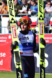 Richard Freitag, hier 2021 beim Sommer-Grand-Prix in Klingenthal, stellt seine Sprung-Ski in die Ecke.