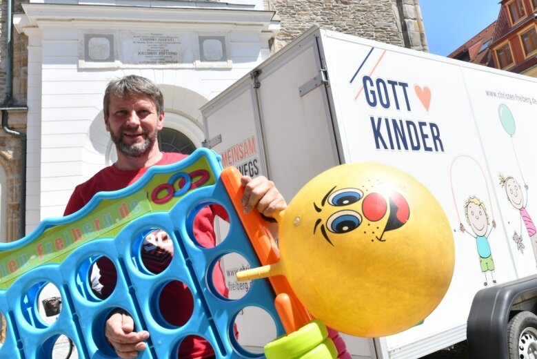 Joachim Krahl vom ökumenischen Arbeitskreis Freiberg baute am Donnerstag vor der Nikolaikirche am Buttermarkt in Freiberg Spiele und Klettermöglichkeiten für Kinder und Familien auf.