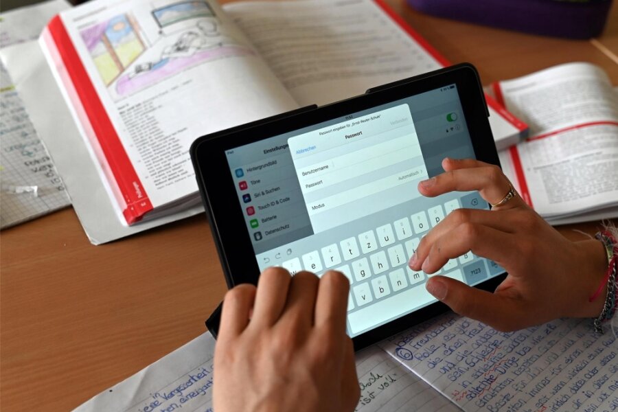 Ruf nach Digitalpakt 2.0 für Schulen - Tablets im Unterricht sind noch nicht überall möglich, denn ein Drittel der Schulen hat noch kein W-Lan. 