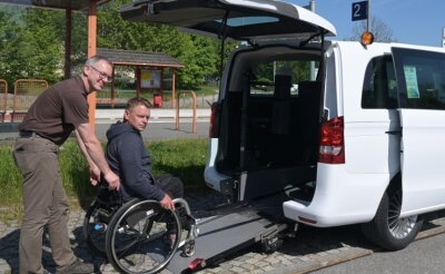 Rufbus für Rollstuhlfahrer kein Problem - Der Fahrer des Erzmobils, Jörg Rudolf, zeigt Falk Friedrich, wie einfach Rollstuhlfahrer in dem Kleinbus mitfahren können. 
