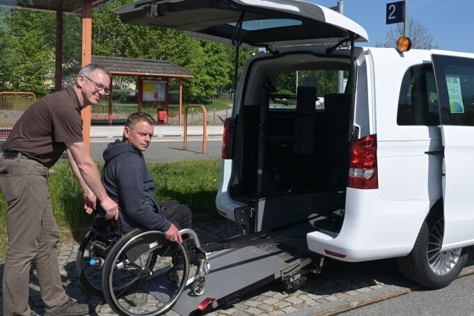 Rufbus für Rollstuhlfahrer kein Problem - Der Fahrer des Erzmobils, Jörg Rudolf, zeigt Falk Friedrich, wie einfach Rollstuhlfahrer in dem Kleinbus mitfahren können. 