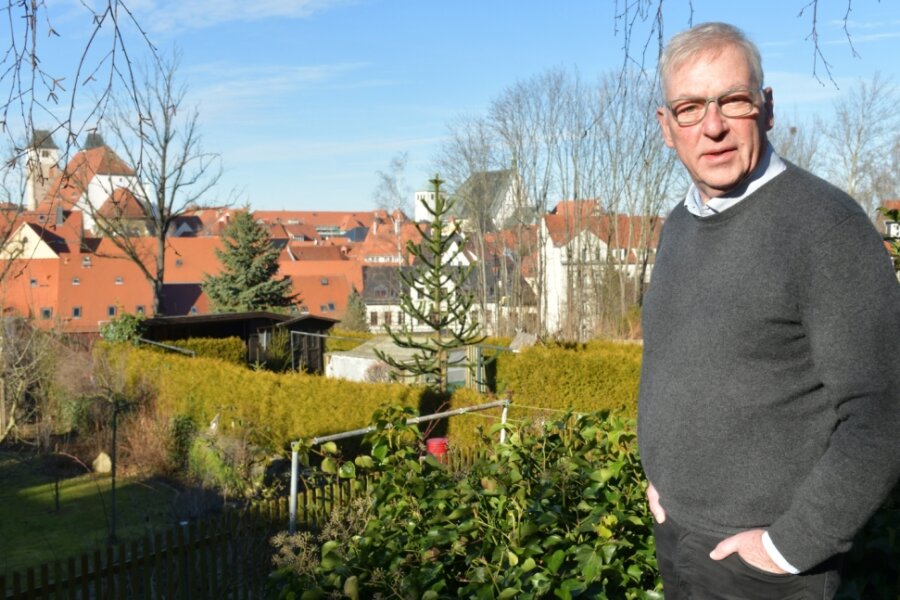 "Ruhestand hört sich nach Stillstand an" - Helmuth Albrecht im Garten seines Hauses an der Pfarrgasse. Von hier aus blickt er auf die historische Altstadt mit Nikolaikirche und Dom. 
