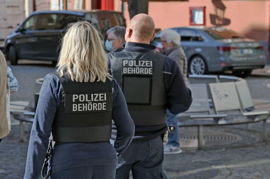 Die Polizeibehörde - hier bei einem Einsatz auf dem Sachsenmarkt - hat im Sommer mehr zu tun. 