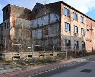 Ruine: Abriss der Tischler-PGH verzögert sich - Die alte Fabrik steht an der August-Bebel-Straße. 