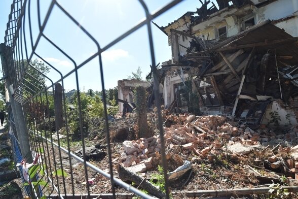 Teilweise eingestürzt, die Fassade fehlt: So sieht die Ruine seit mehreren Jahren aus. Nun soll sie verschwinden. 