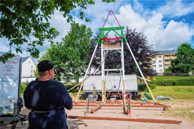 Rummel-Absage für Mondfest Zschorlau: Junge Schaustellerin hilft Gemeinde aus der Patsche - Das Grundgerüst für das Riesenrad zum Zschorlauer Mondfest wird aufgerichtet. Die Russische Schaukel ist 16 Meter hoch.
