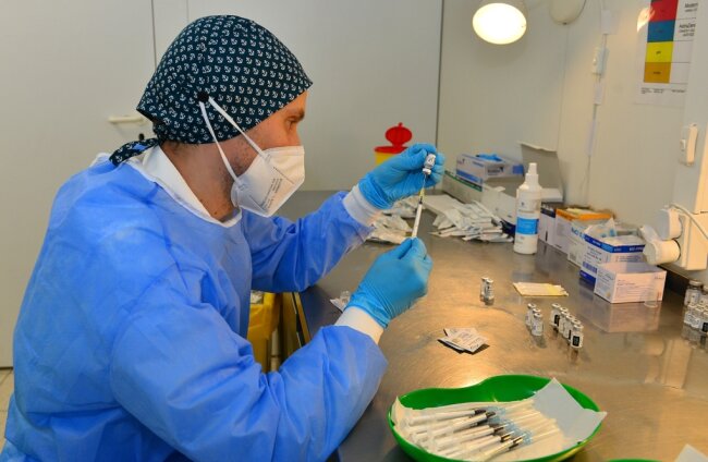 Konrad Mühmel zieht im Impfzentrum für Mittelsachsen in Mittweida die Spritzen auf. 