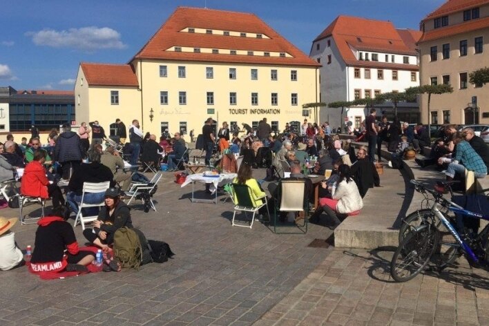 Rund 100 Personen bei kreativem Protest auf dem Schlossplatz - Klappstuhlprotest am 8. Mai in Freiberg: Rund 100 Teilnehmer, darunter einige Familien, hatten sich auf dem Schlossplatz niedergelassen.