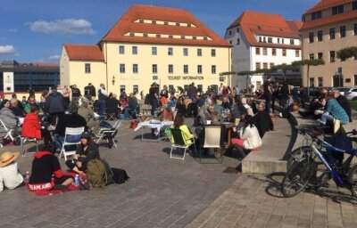 Rund 100 Personen bei kreativem Protest auf dem Schlossplatz - Klappstuhlprotest am 8. Mai in Freiberg: Rund 100 Teilnehmer, darunter einige Familien, hatten sich auf dem Schlossplatz niedergelassen.