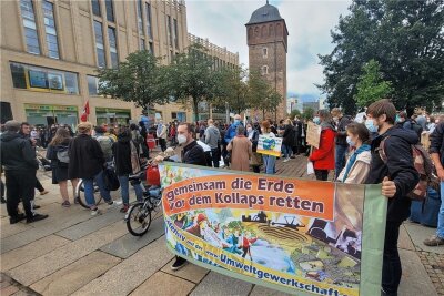 Rund 1000 Menschen protestieren in Chemnitz für Klimaschutz - Mit ihrem Protest wollten die Anhänger der Bewegung Fridays for Future auch die Bedeutung der Bundestagswahl deutlich machen. 