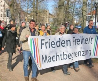 Rund 120 Teilnehmer bei Montagsprotest - Vom Albertpark aus setzte sich der Aufzug entlang der Chemnitzer Straße in Bewegung. 