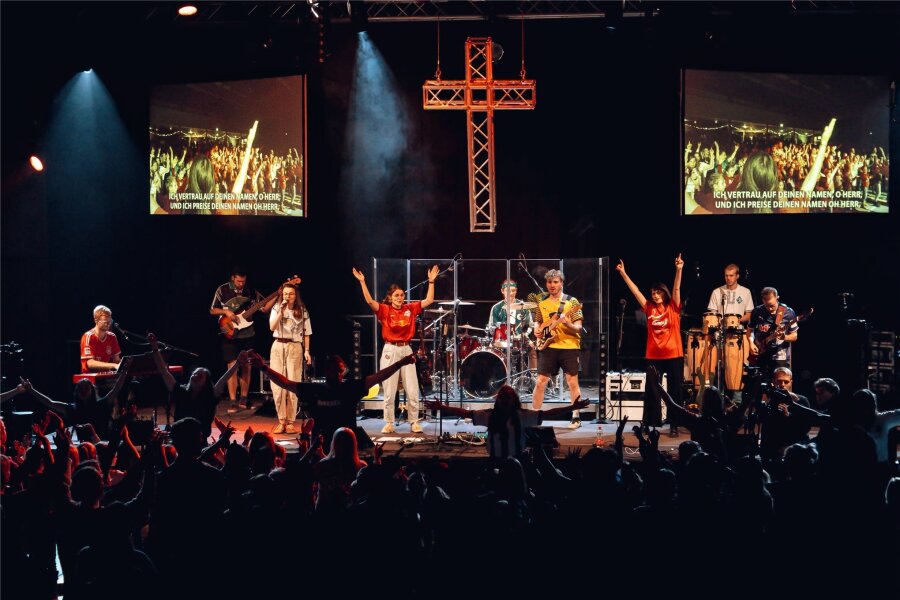 Rund 1400 Besucher feiern bei christlichem Konzert im Erzgebirge - Rund 1400 Besucher feiern begeistert beim christlichem Konzert Praise United in der Neveon-Arena in Burkhardtsdorf.