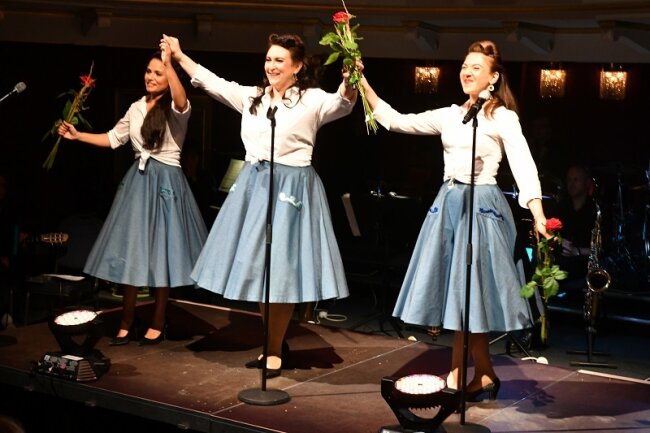 Die Sängerinnen Leonora Weiß-del Rio (Mitte), Lindsay Funchal (links) und Dimitra Kalaitzi-Tilikidou (rechts) bezauberten noch einmal, begleitet von Musikern der Mittelsächsischen Philharmonie, als "Rubinettes".