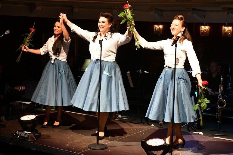 Die Sängerinnen Leonora Weiß-del Rio (Mitte), Lindsay Funchal (links) und Dimitra Kalaitzi-Tilikidou (rechts) bezauberten noch einmal, begleitet von Musikern der Mittelsächsischen Philharmonie, als "Rubinettes".