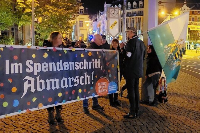 Rund 190 Menschen bei Kundgebung der Freien Sachsen in Plauen - Rechter Anwalt spricht Gegendemonstranten an - Freie Sachsen-Parteichef Martin Kohlmann (rechts), ein rechtsextremer Anwalt aus Chemnitz, sprach mehrere Teilnehmer einer Gegendemonstration direkt an.