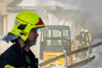 Rund 20.000 Euro Schaden nach Brand in Seiffen - Beim Eintreffen der Feuerwehren drang starker Rauch aus dem Nebengebäude eines Mehrfamilienhauses.