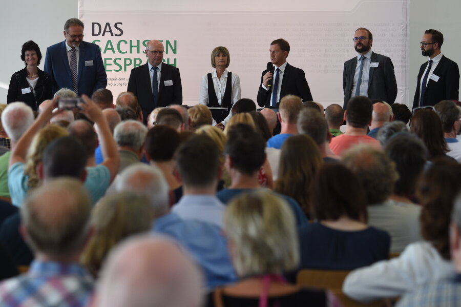 Rund 200 Besucher bei Forum mit Ministerpräsident Kretschmer - Zum sogenannten Sachsengespräch in Chemnitz waren neben Oberbürgermeisterin Barbara Ludwig und einem Teil des Kabinetts Kretschmer rund 200 Besucher gekommen.