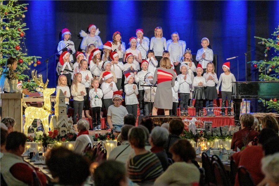Rund 200 Gäste bei Seniorenfeier in Rochlitz - Neben dem Frauenchor Rochlitz und dem gemischten Chor aus Mittweida gestalteten Grundschüler das Programm.