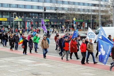 Rund 200 Teilnehmende bei Ostermarsch in Chemnitz - Etwa 200 Personen beteiligten sich am Freitagvormittag am Ostermarsch in Chemnitz.