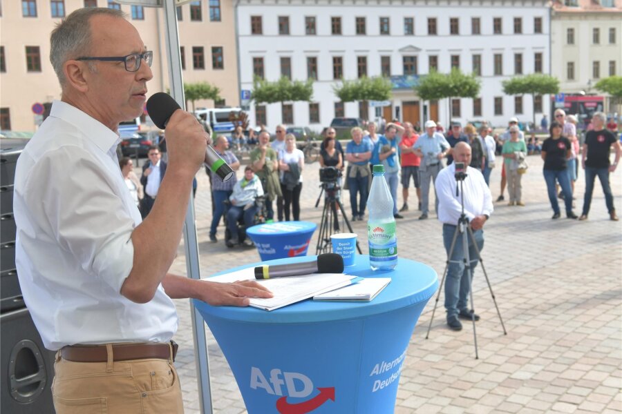 Rund 200 Zuhörer bei AfD-Kundgebung in Freiberg - AfD-Landeschef Jörg Urban hat am Sonntag auf dem Schlossplatz in Freiberg gesprochen.
