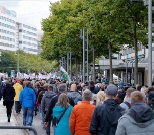 Rund 2500 Teilnehmer bei Aufzug in der Chemnitzer Innenstadt - Tausende nahmen am Montag am Aufzug teil. 