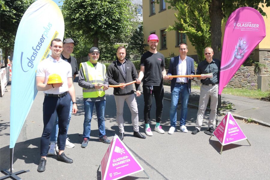 Rund 40 Kilometer Kabel kommen in Eppendorf in die Erde - Der Eppendorfer Bürgermeister Axel Röthling (r.) freut sich. Der flächendeckende Glasfaserausbau hat im Ort begonnen.
