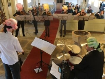 Rund 40 Zuhörer erleben Konzert - Das Konzert mit Perücken in Kleinwaltersdorf kam gut an. 