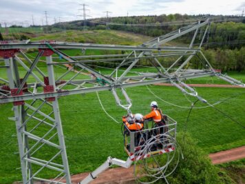 Rund 426 Millionen Euro für Netzausbau und Digitalisierung - Monteure erneuern eine 110 KV Hochspannungsleitung des Stromnetzbetreibers Mitnetz.