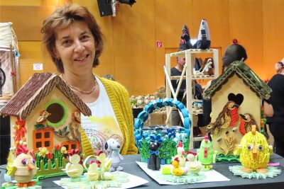 Rund 50 Aussteller beim ersten Kunsthandwerk- und Kreativmarkt in der Werdauer Stadthalle „Pleißental“ - Für Heike Geikel und ihre selbst gebastelten Kunstwerke war es die erste Teilnahme an einer Kreativmesse in diesem Jahr.