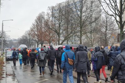 Rund 5000 Demonstranten gegen rechte Marschierer in Dresden - Die Gegendemonstranten in Dresden liefen an unterschiedlichen Standorten los und trafen sich im Zentrum zum gemeinsamen Protest.