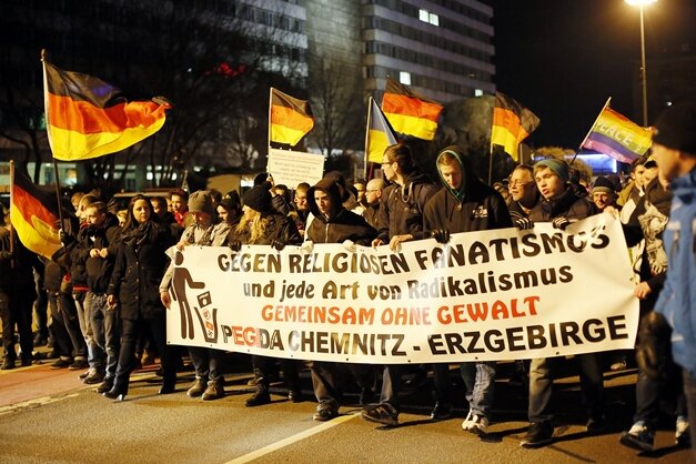 Rund 800 Menschen bei Demonstrationen in Chemnitzer Innenstadt - 