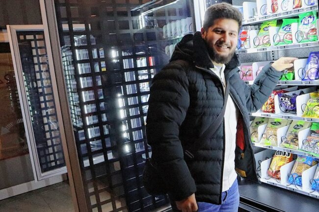 Rund um die Uhr offen: Yunus Boral macht Heißhungrige in Zwickau glücklich - Yunus Boral in seinem Automatenladen in der Zwickauer Nordvorstadt. Seit einer Woche läuft das Geschäft. Nun will er Erfahrungen sammeln und auch neue Angebote ausprobieren. 