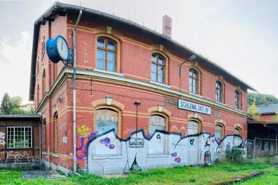 Runter vom Abstellgleis: Dieser Bahnhof im Erzgebirge soll zum Kulturgut werden - Der Bahnhof in Niederschlema soll eine neue Bestimmung erfahren – als Kulturgüterbahnhof der Generationen.