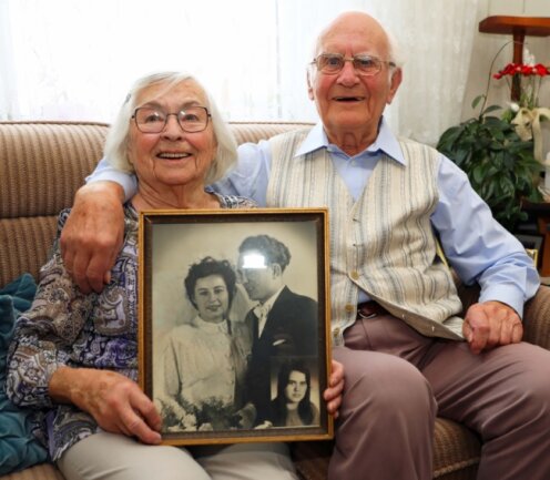 Ursula (92) und Erwin Fischer (93) aus Ruppertsgrün mit ihrem Hochzeitsbild. Kennengelernt hat sich das Gnaden-Paar ganz klassisch auf dem Tanzsaal.