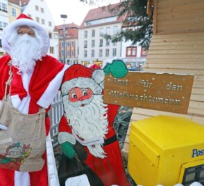 Ruprecht, bist du echt? - Freibergs Weihnachtsmann mit seinem hölzernen Abbild an der Krippe auf dem Obermarkt.