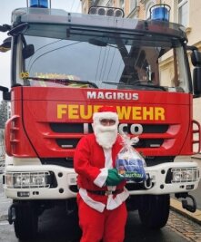 Ruprecht kommt mit Löschfahrzeug - In Glauchau kam der Weihnachtsmann mit der Feuerwehr.