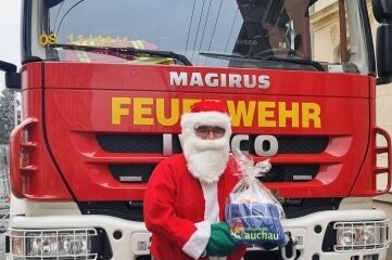 Ruprecht kommt mit Löschfahrzeug - In Glauchau kam der Weihnachtsmann mit der Feuerwehr.