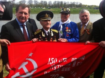 Der russische Botschafter Vladimir M. Grinin (links), daneben Veteran Nikolai Beljajew (93), der im Frühjahr 1945 in Berlin kämpfte, und Chester Yastremski (89), der einen Tag nach der historischen Begegnung als US-Soldat nach Torgau kam.