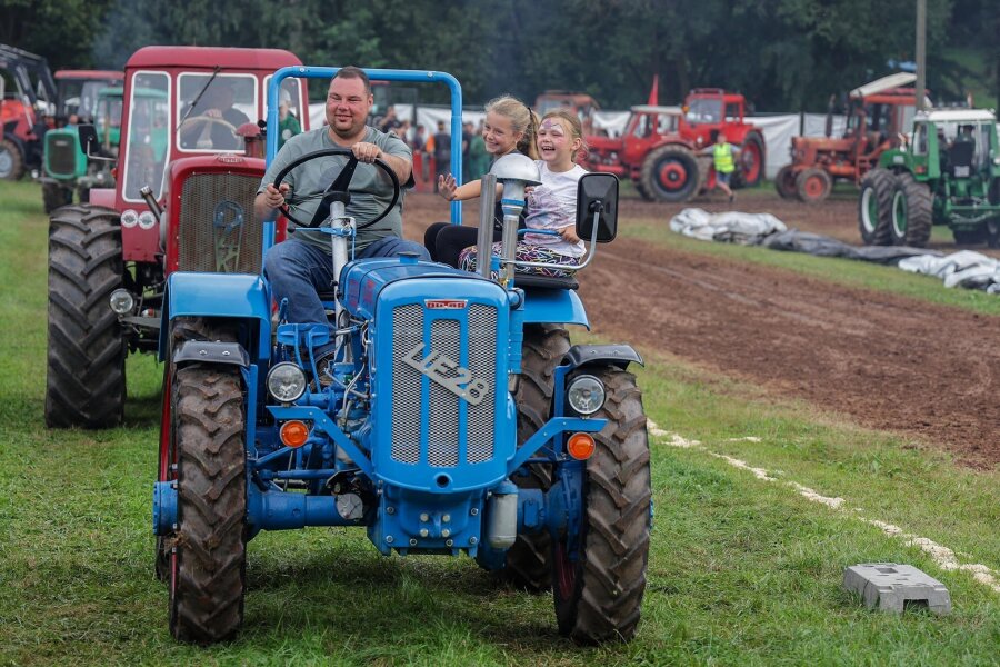 „Russentreffen“ in Oberlungwitz: Traktoren-Fans trotzen Schlamm und Matsch - Aus ganz Deutschland sind Traktorfreunde angereist, um die Traktorenschau zu sehen.