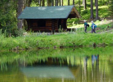 Rußhütte lädt Wanderer zur Rast ein - Seit dem Sommer ergänzt die sogenannte Rußhütte den Lehrpfad durch das Zwotaer Hüttenbachtal Zwota. 