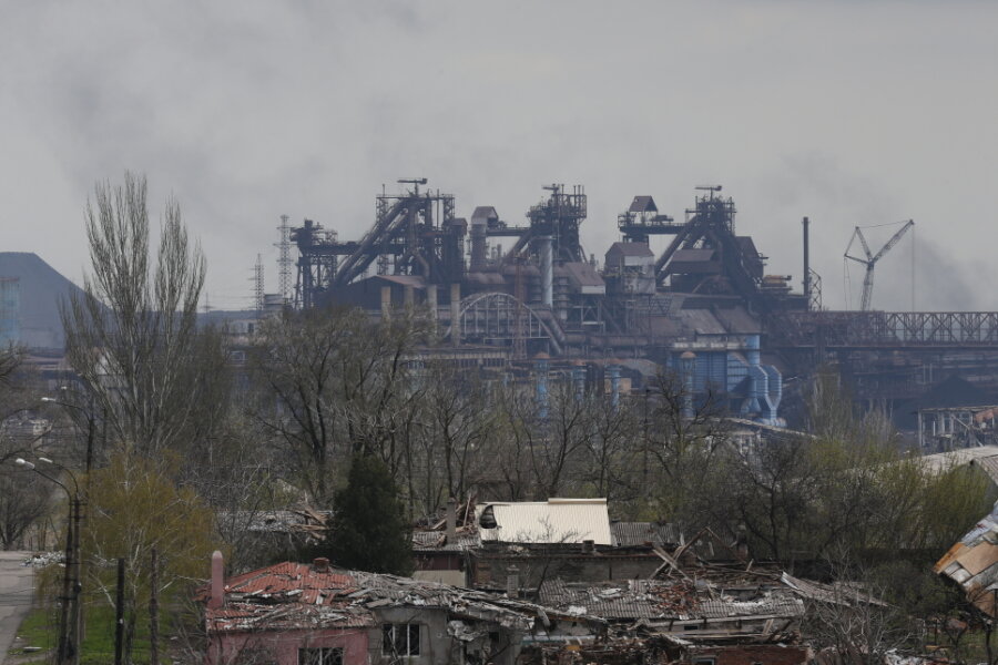 Russische Armee greift Stahlwerk in Mariupol nach ukrainischen Angaben wieder an -  Das Stahlwerk Azovstal in der Hafenstadt Mariupol. Russische Truppen haben die Angriffe auf das Stahlwerk nach ukrainischen Angaben wieder aufgenommen. 