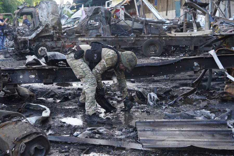Russische Luftangriffe: Ukraine fordert mehr Unterstützung - Russischer Angriff auf Charkiw: Ukrainischer Polizist sammelt Beweise.