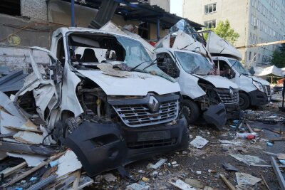 Russische Luftangriffe: Ukraine fordert mehr Unterstützung - Nach dem russischen Angriff auf Charkiw sind eine Reihe von Lieferfahrzeugen komplett zerstört.