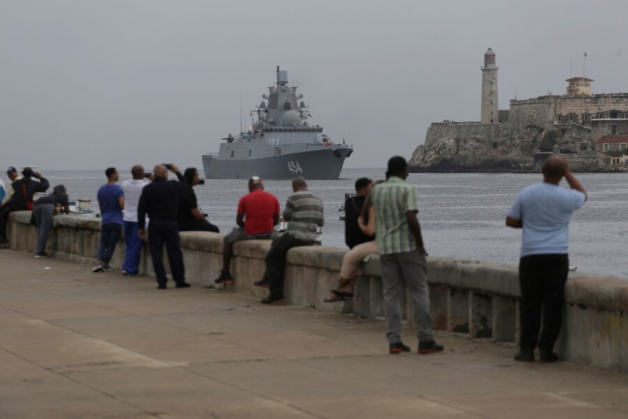 Russische Marineschiffe zu Hafenbesuch in Havanna - Menschen beobachten die Ankunft der Fregatte "Admiral Gorschkow" der russischen Marine im Hafen von Havanna.