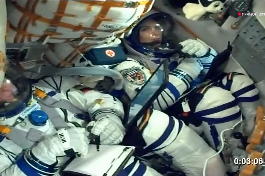 Russische Sojus-Kapsel an ISS angedockt - Kosmonaut Oleg Novitsky und Kosmonautin Marina Vasilevskaya am 21. März im Sojus MS-25-Raumschiff.